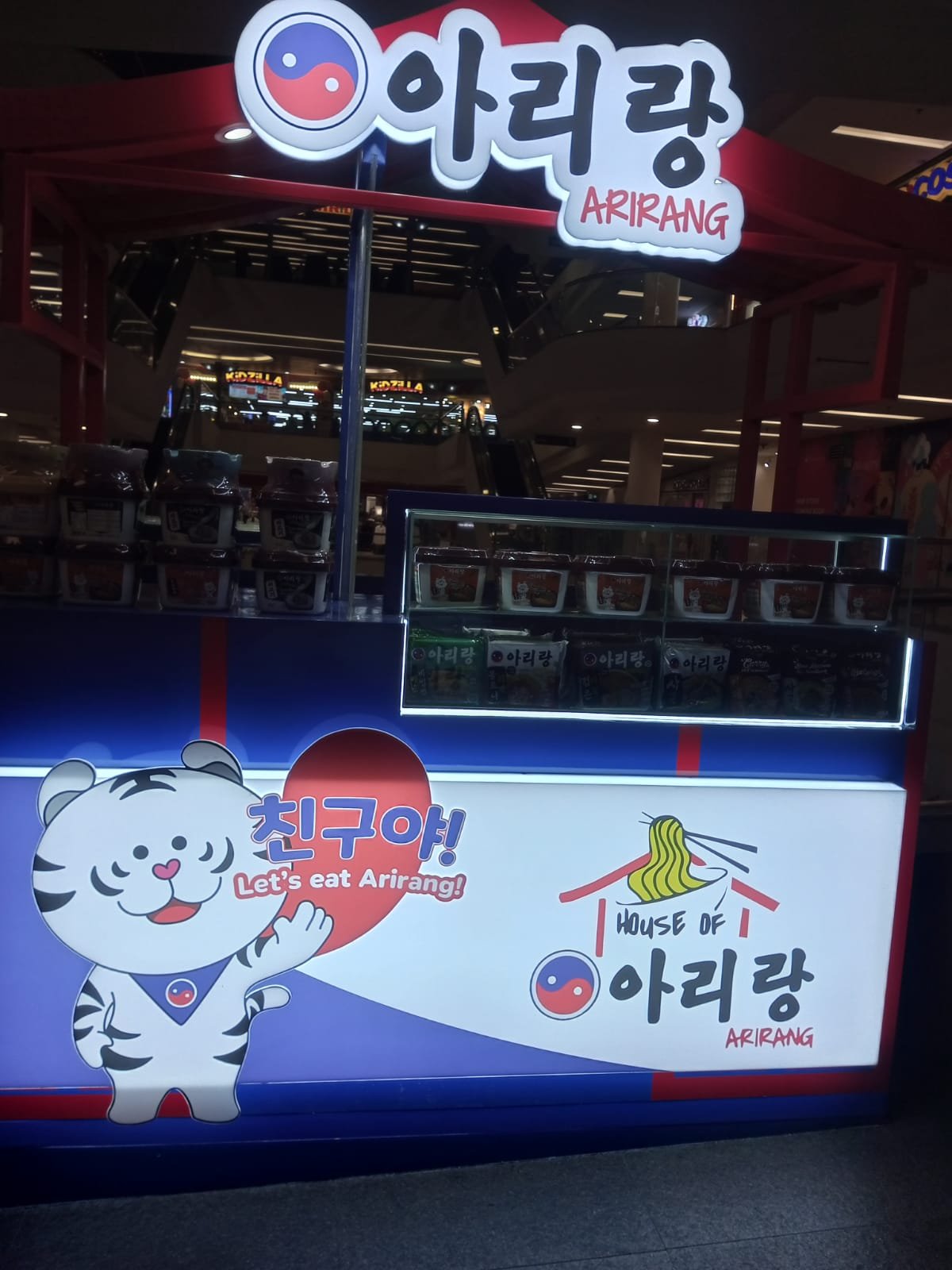 Booth store bertema Korea di dalam pusat perbelanjaan