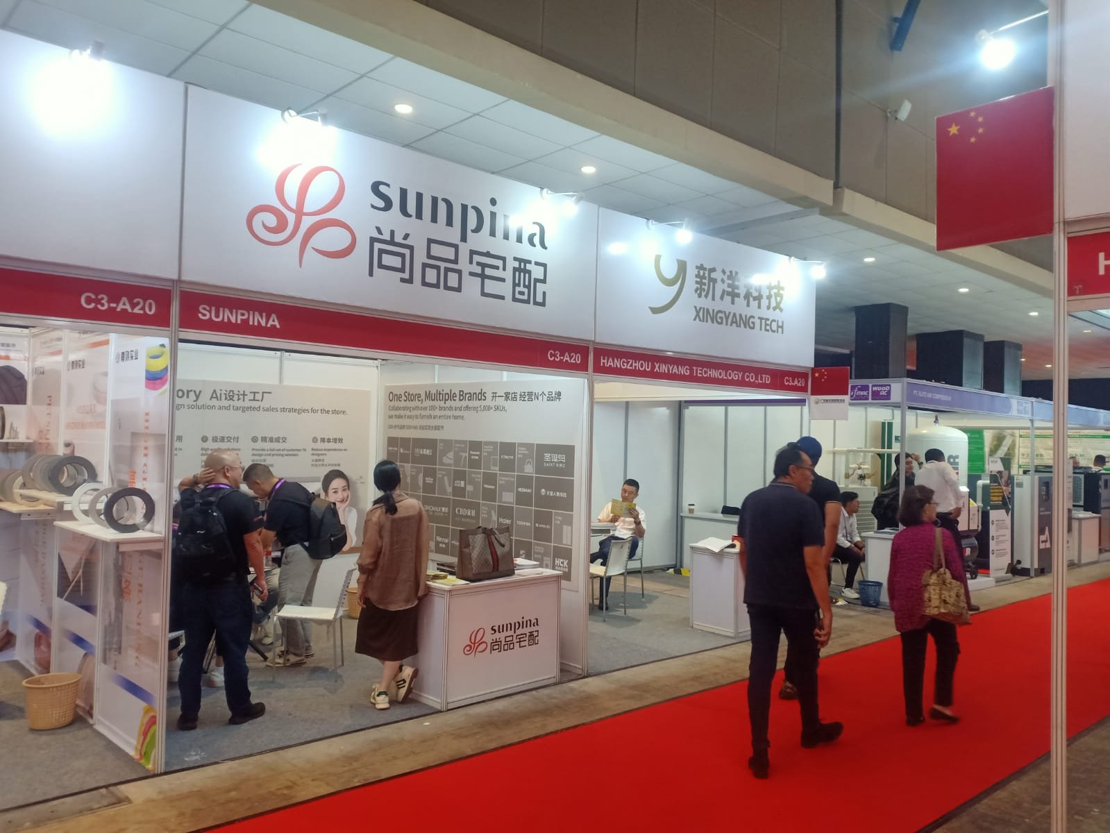 Booth pameran R8 System